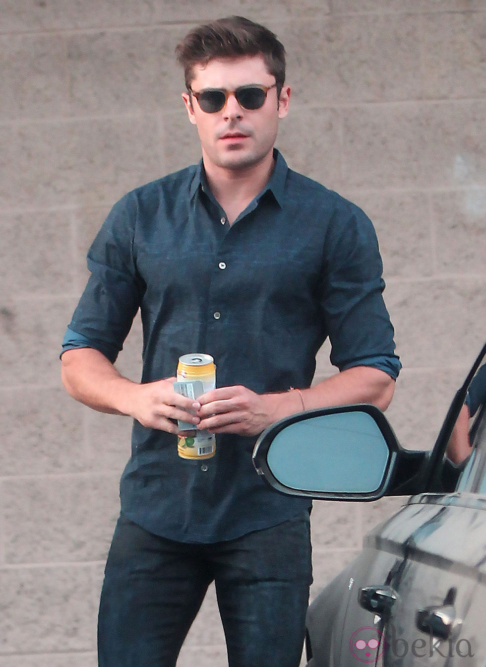 Zac Efron pasea por las calles de Los Angeles