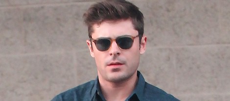 Zac Efron pasea por las calles de Los Angeles