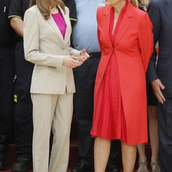 La Reina Letizia charla con Cristina Cifuentes en un acto oficial