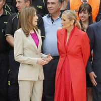 La Reina Letizia charla con Cristina Cifuentes en un acto oficial