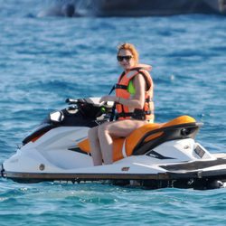 Lindsay Lohan en una moto acuática en Ibiza