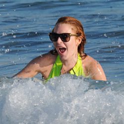 Lindsay Lohan se da un baño en el mar en Ibiza