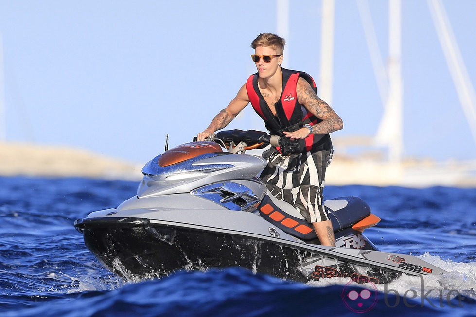 Justin Bieber en una moto acuática en Ibiza