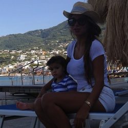 Daniella Semaan posa con su hija Lia Fàbregas durante sus vacaciones en Italia