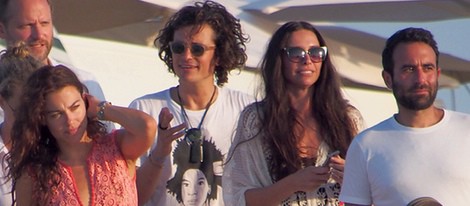 Orlando Bloom y Erica Packer con unos amigos en Ibiza