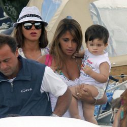 Daniella Semaan y Antonella Roccuzzo con Thiago Messi en la costa italiana