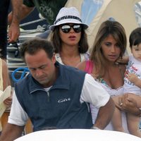 Daniella Semaan y Antonella Roccuzzo con Thiago Messi en la costa italiana