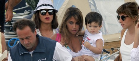 Daniella Semaan y Antonella Roccuzzo con Thiago Messi en la costa italiana