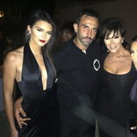 Kendall Jenner, Ricardo Tisci, Kris Jenner y Kim Kardashian en el cumpleaños del diseñador