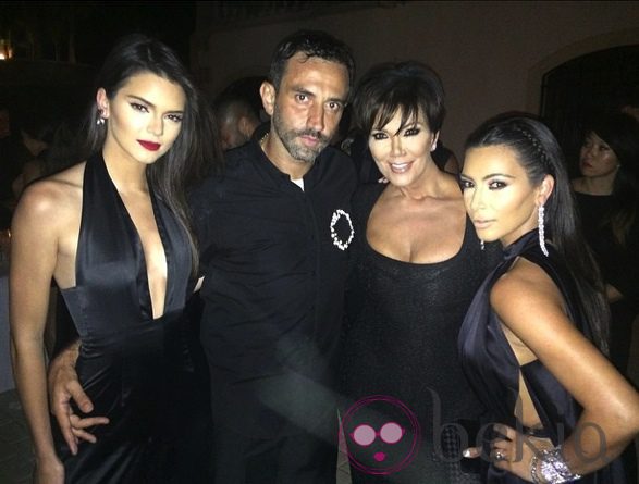 Kendall Jenner, Ricardo Tisci, Kris Jenner y Kim Kardashian en el cumpleaños del diseñador