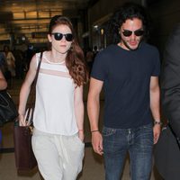 Rose Leslie y Kit Harington en el aeropuerto de Los Angeles