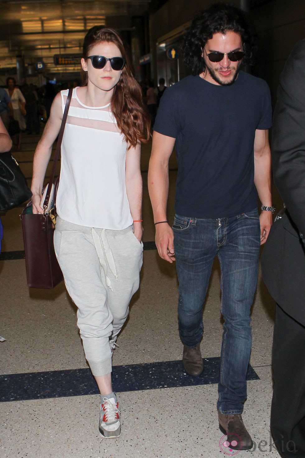 Rose Leslie y Kit Harington en el aeropuerto de Los Angeles