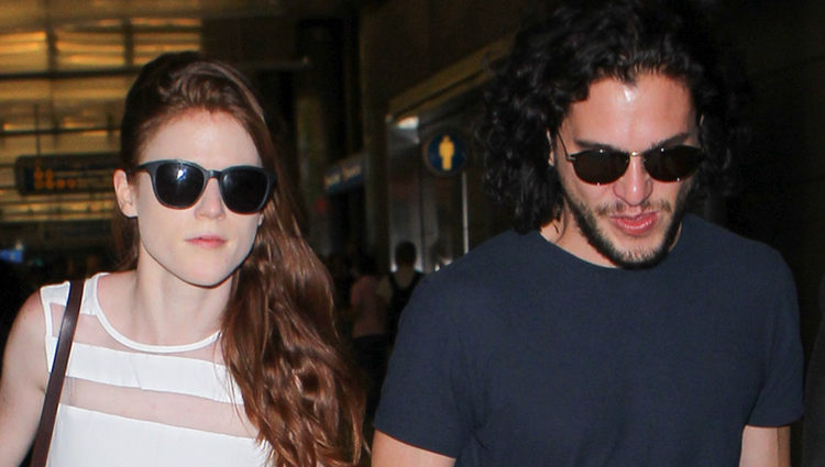 Rose Leslie y Kit Harington en el aeropuerto de Los Angeles