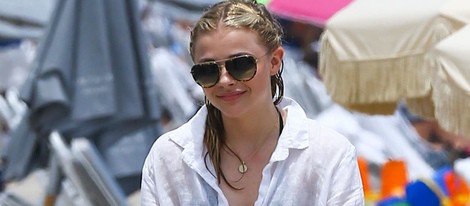 Chloe Moretz en una playa de Miami