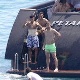 Neymar y sus amigos a bordo del barco Petardo en Ibiza