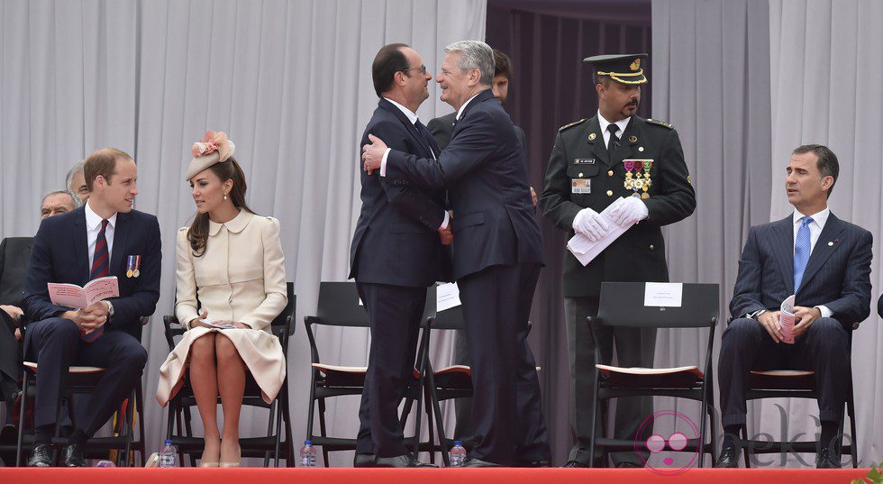 Los presidentes de Francia y Alemania se abrazan frente a los Duques de Cambridge y el Rey Felipe