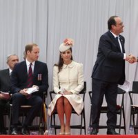 François Hollande saluda al Rey Felipe junto a los Duques de Cambridge en el centenario del estallido de la I Guerra Mundial