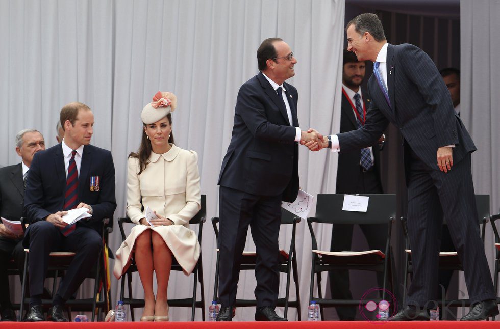 François Hollande saluda al Rey Felipe junto a los Duques de Cambridge en el centenario del estallido de la I Guerra Mundial