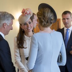 Kate Middleton charla con los Reyes de Bélgica y el Rey Felipe con el Príncipe Guillermo en Lieja