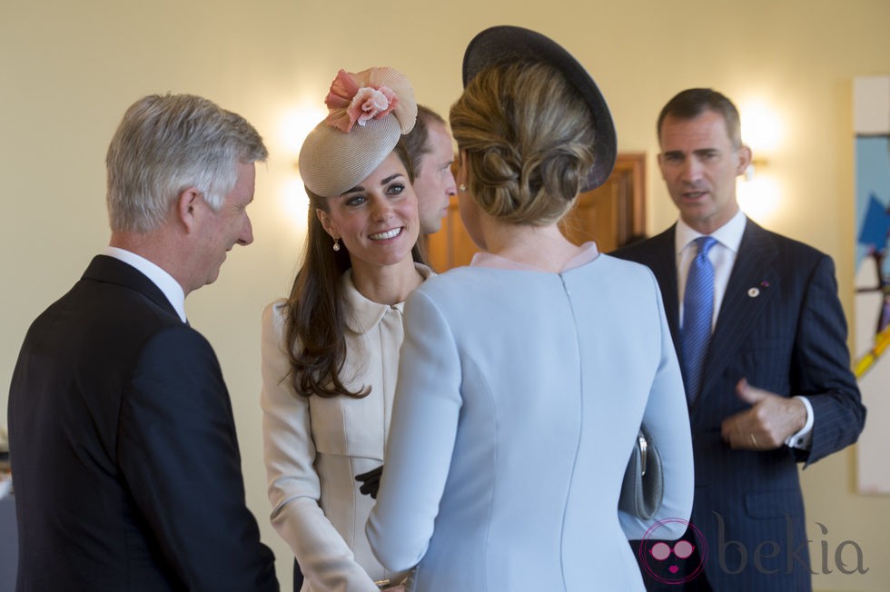 Kate Middleton charla con los Reyes de Bélgica y el Rey Felipe con el Príncipe Guillermo en Lieja