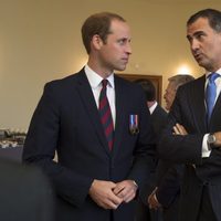 El Príncipe Guillermo y el Rey Felipe charlando en los actos por el centenario del estallido de la I Guerra Mundial