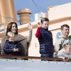 Los Príncipes de Dinamarca y sus hijos saludan en Paamiut a los ciudadanos