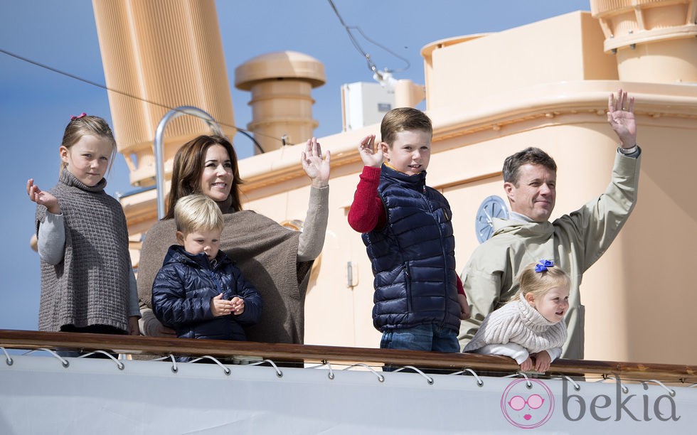 Los Príncipes de Dinamarca y sus hijos saludan en Paamiut a los ciudadanos