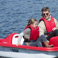 El Príncipe Federico de Dinamarca y su hija Josefina en Paamiut