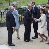 Kate Middleton hace la reverencia al Rey Felipe de Bélgica en el centenario del estallido de la I Guerra Mundial