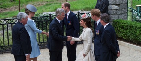 Kate Middleton hace la reverencia al Rey Felipe de Bélgica en el centenario del estallido de la I Guerra Mundial