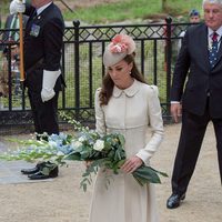 Kate Middleton deja una ofrenda floral durante el centenario del estallido de la I Guerra Mundial