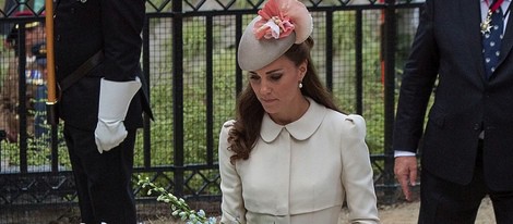 Kate Middleton deja una ofrenda floral durante el centenario del estallido de la I Guerra Mundial