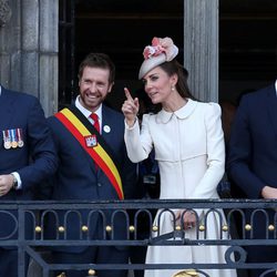 Los Duques de Cambridge y el Príncipe Harry saludan desde el balcón en Mons