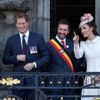 Los Duques de Cambridge y el Príncipe Harry saludan desde el balcón en Mons