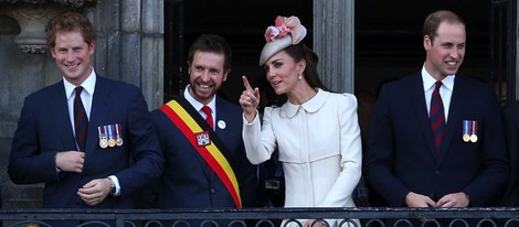 Los Duques de Cambridge y el Príncipe Harry saludan desde el balcón en Mons