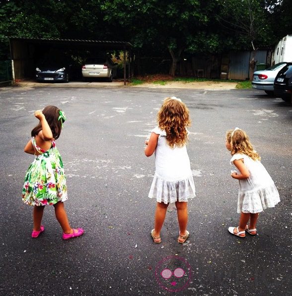 Daniella Bustamante Echevarría jugando con sus primas de Candás