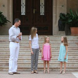 Los Reyes y sus hijas charlan durante su posado en Marivent