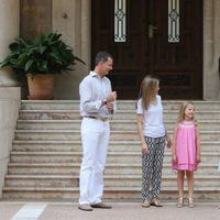 Los Reyes y sus hijas charlan durante su posado en Marivent