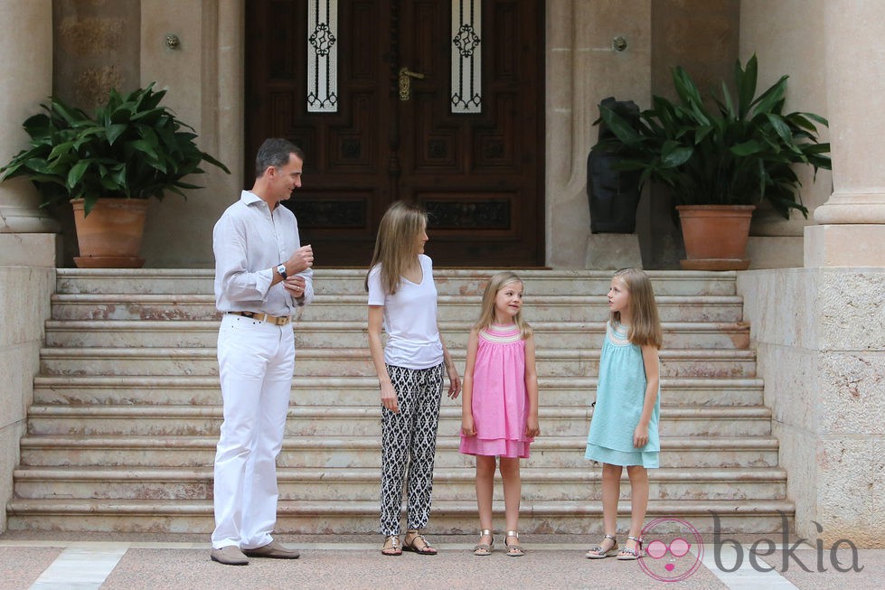 Los Reyes y sus hijas charlan durante su posado en Marivent