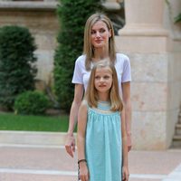 La Reina Letizia y la Princesa Leonor posan en Marivent