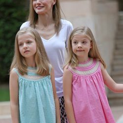 La Reina Letizia con sus hijas en su posado en Marivent