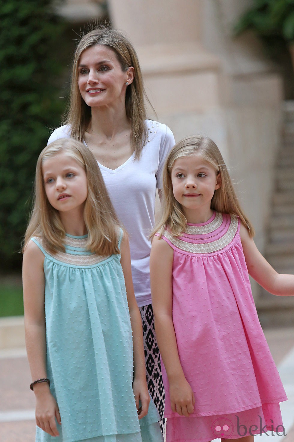 La Reina Letizia con sus hijas en su posado en Marivent