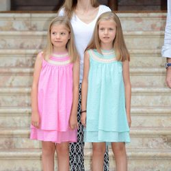 La Reina Letizia con la Princesa Leonor y la Infanta Sofía en su posado en Marivent