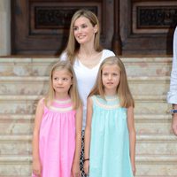 La Reina Letizia con la Princesa Leonor y la Infanta Sofía en su posado en Marivent