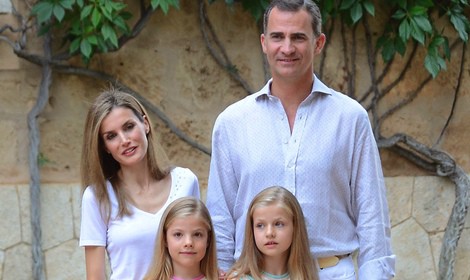 Los Reyes Felipe y Letizia, la Princesa Leonor y la Infanta Sofía posan en Marivent