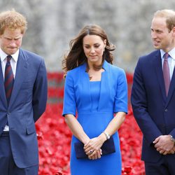 Los Duques de Cambridge y el Príncipe Harry en la Torre de Londres