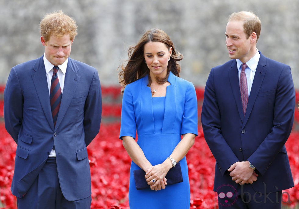 Los Duques de Cambridge y el Príncipe Harry en la Torre de Londres