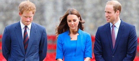 Los Duques de Cambridge y el Príncipe Harry en la Torre de Londres