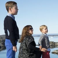 La Princesa Mary de Dinamarca junto a sus hijos Christian y Vicente en Groenlandia