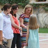 La Princesa Leonor saluda a los periodistas en su posado en Marivent